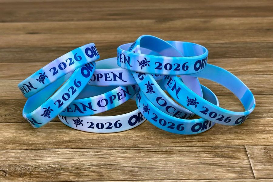siliconen polsbandjes met marmer effect in blauw-paarse tinten voor Ocean Open 2026